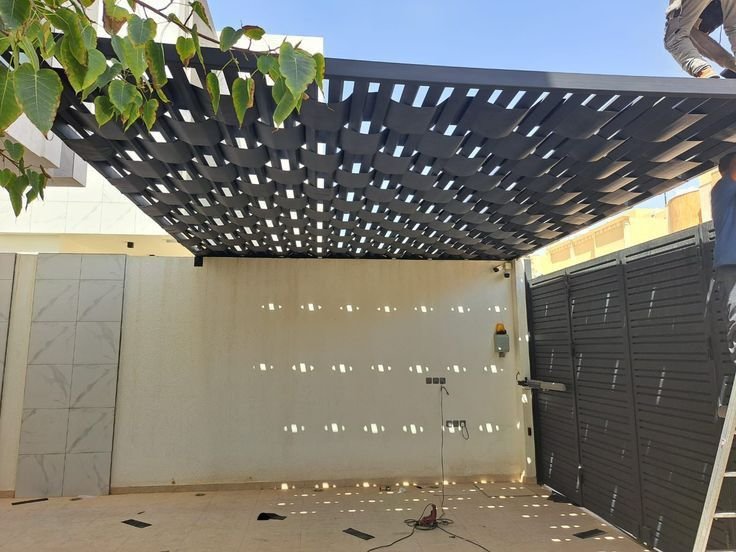 تركيب مظلات أسطح في تبوك لحماية الجلسات الخارجية.