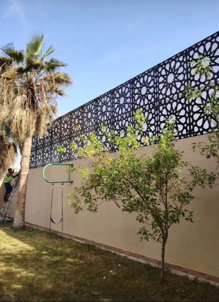 تنفيذ سواتر قص ليزر تبوك للواجهات الحديثة.